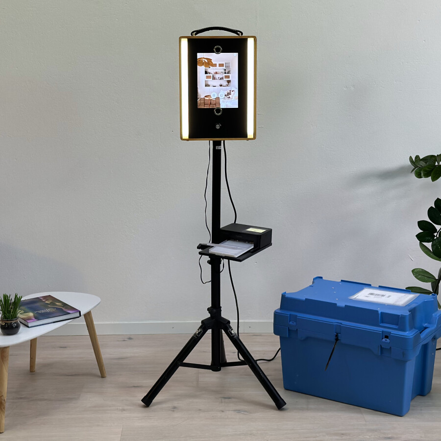 Recevez votre PhotoBooth "Classic Black" directement chez vous, livré la veille de votre événement. Profitez pleinement de votre expérience, puis retournez-le facilement à la Poste le lendemain de l'événement ou dès le premier jour ouvrable suivant. Simple, pratique, et sans tracas. 