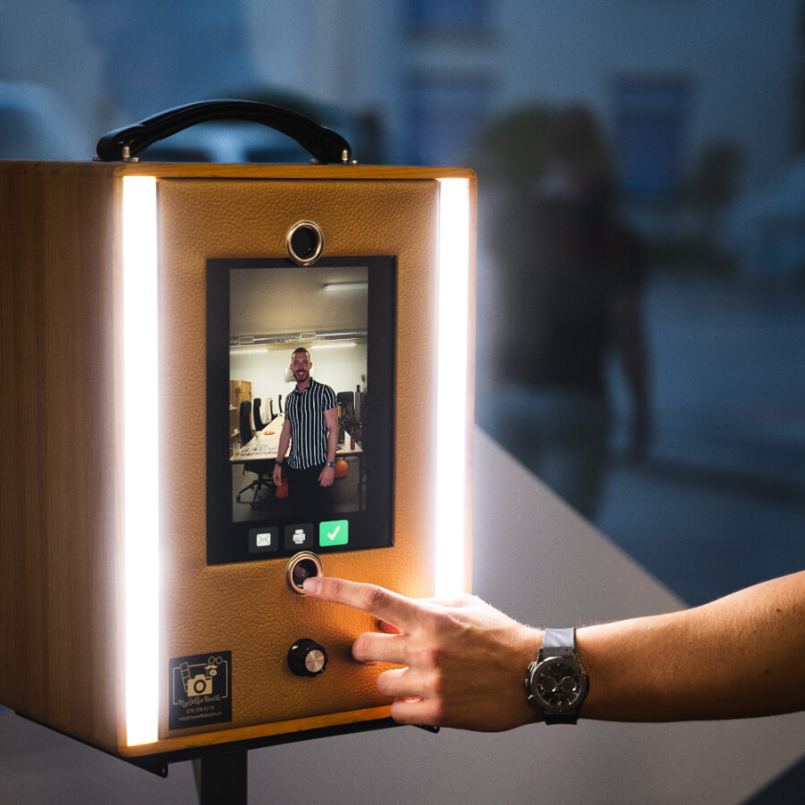 ✓ PhotoBooth « Classic Black »
✓ Photos digitales illimitées, Gifs illimités, fonction "Partage 4G" avec E-mail et Qr-code, galerie photo online 30 jours.
✓ A retirer le jeudi en fin de journée ou autre moment sur RDV
✓ A retourner le lundi en fin de journée ou autre moment sur RDV
✓ Entièrement préconfiguré pour une utilisation immédiate