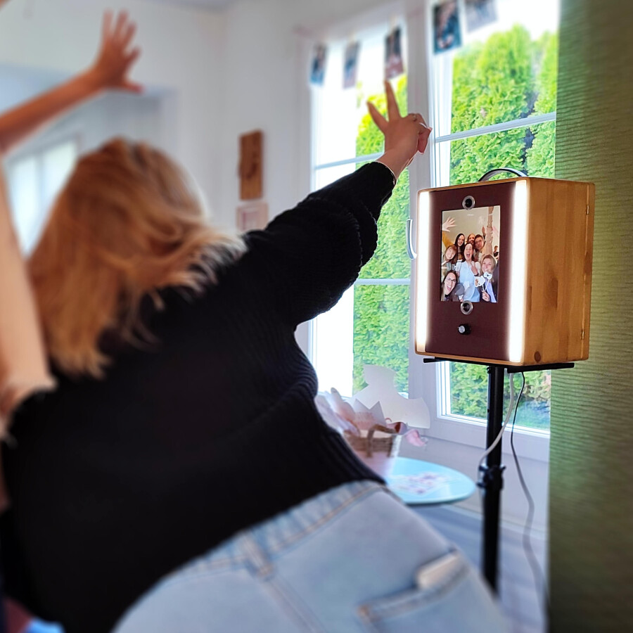 ✓ PhotoBooth « Classic Chocolate »
✓ Photos digitales illimitées, Gifs illimités, fonction "Partage 4G" avec E-mail et Qr-code, galerie photo online 30 jours.
✓ A retirer le jeudi en fin de journée ou autre moment sur RDV
✓ A retourner le lundi en fin de journée ou autre moment sur RDV
✓ Entièrement préconfiguré pour une utilisation immédiate